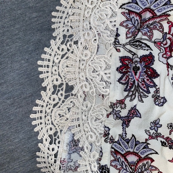 Super cute F21 pattern shorts - Picture 2 of 4